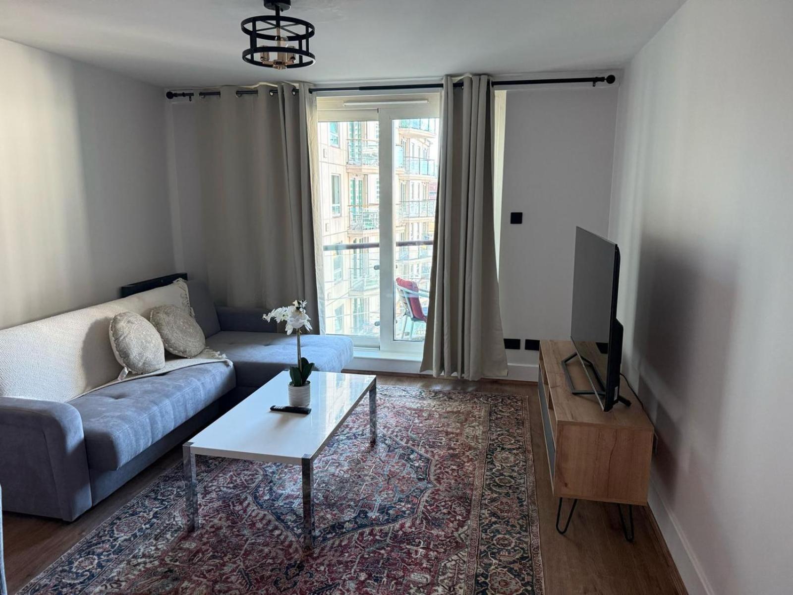2 Bedroom Flat In Vauxhall Apartment *