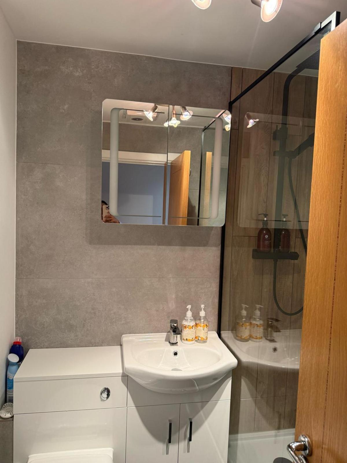 2 Bedroom Flat In Vauxhall Apartment *